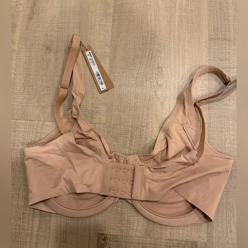 SKIMS Nude/Beige Underwire Smoothing Bra - Picture 3 of 4